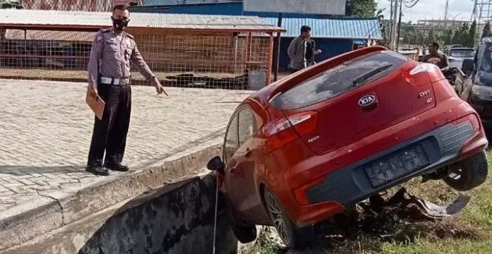 Kelalaian Pengemudi, Mobil Terperosok ke Selokan di Jalan Bypass Kendari