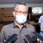 Pemkot Kendari Usulkan Setiap Perjalanan, Masyarakat Wajib Kantongi Suket Vaksin Covid-19 Pemkot Kendari Usulkan Setiap Perjalanan, Masyarakat Wajib Kantongi Suket Vaksin Covid-19 ZONASULTRA.COM, KENDARI- Pemerintah Kota (Pemkot) Kendari usulkan ke pemerintah pusat agar setiap perjalanan Masyarakat harus mengantongi surat keterangan telah melakukan vaksin Covid-19. Wacana tersebut di ungkapkan oleh Wali Kota Kendari, Sulkarnain Kadir saat ditemui dikediamannya pada Senin (21/6/2021). "Kami dari Pemkot, hanya mengusulkan kepada pemerintah pusat agar pelaku perjalanan nantinya harus mengantongi hasil vaksinasi,” katanya. Ia menyebutkan jika aturan tersebut diberlakukan, maka upaya percepatan vaksinasi Covid-19 bakal mengalami peningkatan drastis. Bukan hanya di Kota Kendari, tetapi peraturan itu perlu dilakukan secara merata di seluruh daerah agar kerja sama seluruh elemen dapat terlaksana dengan baik. “Kami di Kendari kalau sudah ada aturannya, siap memberlakukan itu, agar mata rantai Covid-19 segera kita putuskan," terangnya. Ia juga mengaku, bahwa tingkat kesadaran masyarakat dalam mengikuti vaksinasi tersebut cukup tinggi. "Saya berharap, adanya kesadaran masyarakat itu dapat menekan laju penyebaran Covid-19 dan kasus positif dapat berkurang," tukasnya. (b) Halaman: Kendari Penulis : M17 Editor: Ilham Surahmin