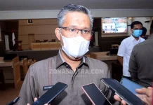 Pemkot Kendari Usulkan Setiap Perjalanan, Masyarakat Wajib Kantongi Suket Vaksin Covid-19 Pemkot Kendari Usulkan Setiap Perjalanan, Masyarakat Wajib Kantongi Suket Vaksin Covid-19 ZONASULTRA.COM, KENDARI- Pemerintah Kota (Pemkot) Kendari usulkan ke pemerintah pusat agar setiap perjalanan Masyarakat harus mengantongi surat keterangan telah melakukan vaksin Covid-19. Wacana tersebut di ungkapkan oleh Wali Kota Kendari, Sulkarnain Kadir saat ditemui dikediamannya pada Senin (21/6/2021). "Kami dari Pemkot, hanya mengusulkan kepada pemerintah pusat agar pelaku perjalanan nantinya harus mengantongi hasil vaksinasi,” katanya. Ia menyebutkan jika aturan tersebut diberlakukan, maka upaya percepatan vaksinasi Covid-19 bakal mengalami peningkatan drastis. Bukan hanya di Kota Kendari, tetapi peraturan itu perlu dilakukan secara merata di seluruh daerah agar kerja sama seluruh elemen dapat terlaksana dengan baik. “Kami di Kendari kalau sudah ada aturannya, siap memberlakukan itu, agar mata rantai Covid-19 segera kita putuskan," terangnya. Ia juga mengaku, bahwa tingkat kesadaran masyarakat dalam mengikuti vaksinasi tersebut cukup tinggi. "Saya berharap, adanya kesadaran masyarakat itu dapat menekan laju penyebaran Covid-19 dan kasus positif dapat berkurang," tukasnya. (b) Halaman: Kendari Penulis : M17 Editor: Ilham Surahmin