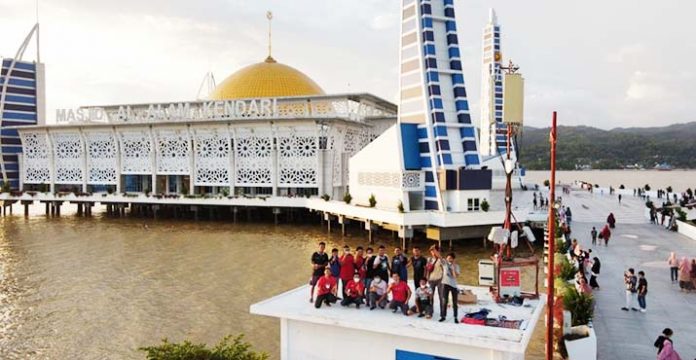 Sukseskan Munas Kadin, Telkomsel Pasang Combat di Masjid Al-alam Kendari