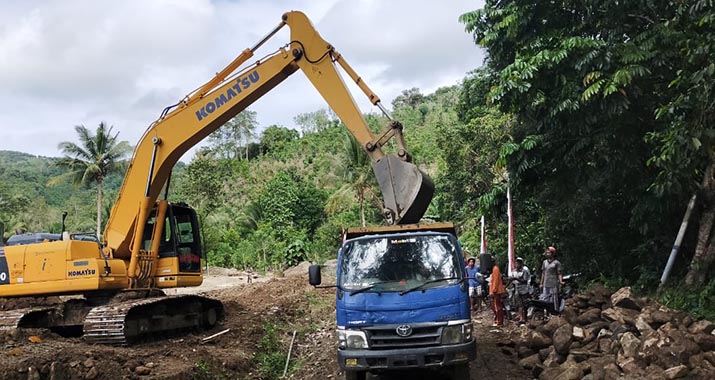 TMMD Koltim, Anggota TNI dan Warga Gotong-royong Perbaiki Akses Jalan ke Embung