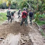TMMD Koltim, Anggota TNI dan Warga Gotong-royong Perbaiki Akses Jalan ke Embung TMMD Koltim, Anggota TNI dan Warga Gotong-royong Perbaiki Akses Jalan ke Embung