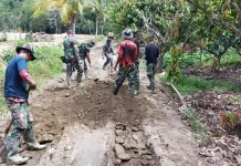 TMMD Koltim, Anggota TNI dan Warga Gotong-royong Perbaiki Akses Jalan ke Embung TMMD Koltim, Anggota TNI dan Warga Gotong-royong Perbaiki Akses Jalan ke Embung