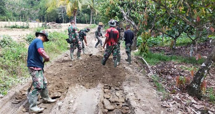 TMMD Koltim, Anggota TNI dan Warga Gotong-royong Perbaiki Akses Jalan ke Embung