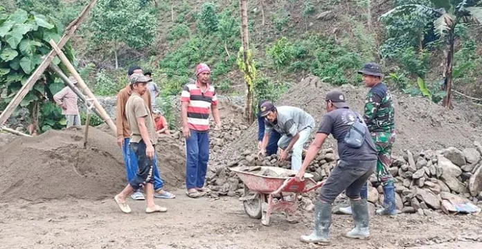 tmmdkoltim Antusias Sambut TMMD di Koltim, Munawir 'Turun Gunung'