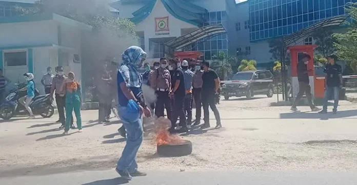 Massa Tuntut Direktur BLUD RS Konawe Dicopot, Sekda: Kita Evaluasi