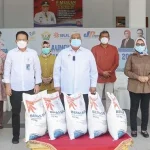 Ali Mazi Lepas Bantuan Beras PPKM Mikro untuk 221 Ribu Keluarga di Sultra Ali Mazi Lepas Bantuan Beras PPKM Mikro untuk 221 Ribu Keluarga di Sultra