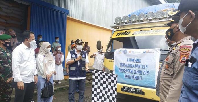 Wali Kota Kendari Salurkan Bantuan Beras PPKM Mikro