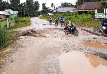 Ruas Jalan Poros Kendari-Motaha Dipenuhi Kubangan Ruas Jalan Poros Kendari-Motaha Dipenuhi Kubangan