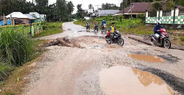 Ruas Jalan Poros Kendari-Motaha Dipenuhi Kubangan