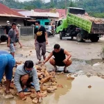 AJP Bantu Perbaikan Jalan Kelurahan Kendari Caddi AJP Bantu Perbaikan Jalan Kelurahan Kendari Caddi