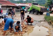 AJP Bantu Perbaikan Jalan Kelurahan Kendari Caddi AJP Bantu Perbaikan Jalan Kelurahan Kendari Caddi