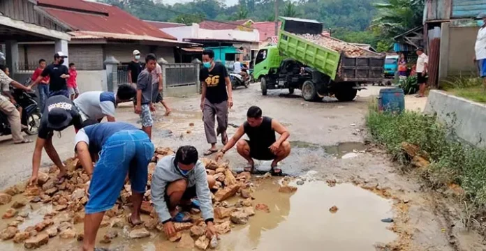 AJP Bantu Perbaikan Jalan Kelurahan Kendari Caddi