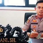 Polisi di Kolaka Bantu Antarkan Obat dan Vitamin untuk Warga yang Isoman Kapolsek KPK, Ipda Maharani