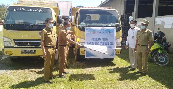 IMG20210726104553 Bulog Salurkan 15.000 Ton Beras Bantuan PPKM ke Kecamatan Moramo Konsel