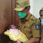 Kunker di Kaledupa, Bupati Wakatobi Beri Nama Bayi Baru Lahir Kunker di Kaledupa, Bupati Wakatobi Beri Nama Bayi Baru Lahir