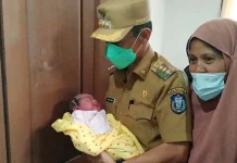 Kunker di Kaledupa, Bupati Wakatobi Beri Nama Bayi Baru Lahir Kunker di Kaledupa, Bupati Wakatobi Beri Nama Bayi Baru Lahir