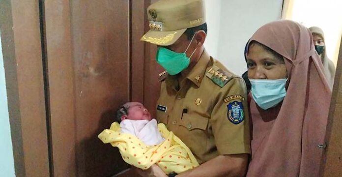 Kunker di Kaledupa, Bupati Wakatobi Beri Nama Bayi Baru Lahir