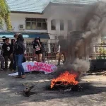 Dengan Keranda Mayat, Massa Aksi Minta PPKM Dicabut Dengan Keranda Mayat, Massa Aksi Minta PPKM Dicabut