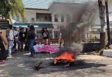 Dengan Keranda Mayat, Massa Aksi Minta PPKM Dicabut Dengan Keranda Mayat, Massa Aksi Minta PPKM Dicabut