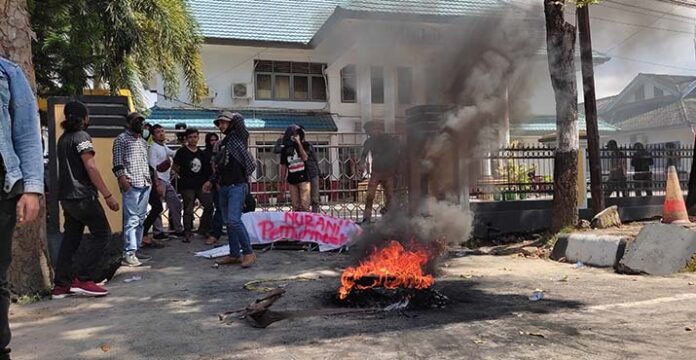 Dengan Keranda Mayat, Massa Aksi Minta PPKM Dicabut