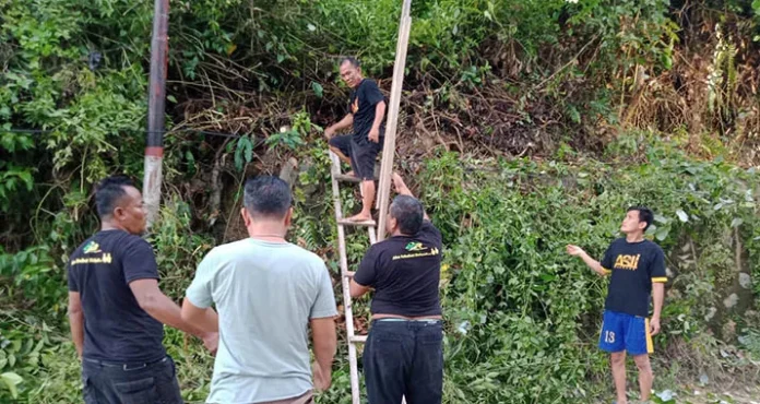 KERJA BAKTI Warga dan Relawan ASR Kerja Bakti Bersih-bersih Lingkungan