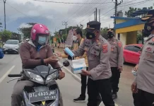 Polsek Baruga Gandeng Mahasiswa Bagi-bagi Masker Gratis Polsek Baruga Gandeng Mahasiswa Bagi-bagi Masker Gratis