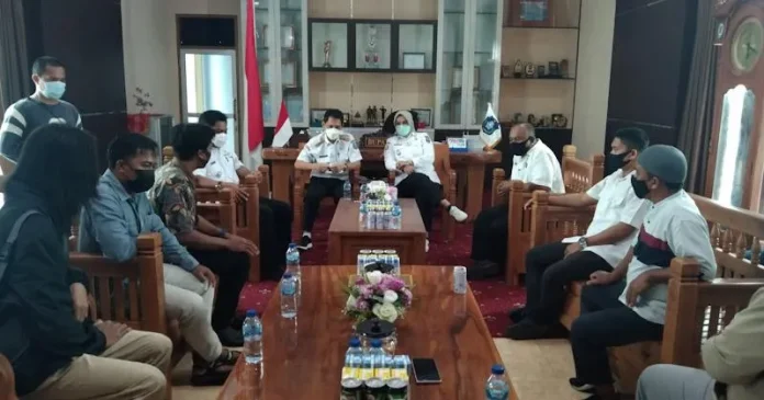 Bupati Wakatobi Terima Aduan Soal RSUD Hingga Kades yang Seenaknya Memberhentikan Aparat Desa Bupati Wakatobi Terima Aduan Soal RSUD Hingga Kades yang Seenaknya Memberhentikan Aparat Desa