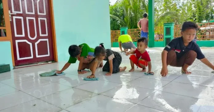 Cerita Anak di Koltim yang Ikut Bantu TMMD untuk Bersih-bersih Masjid