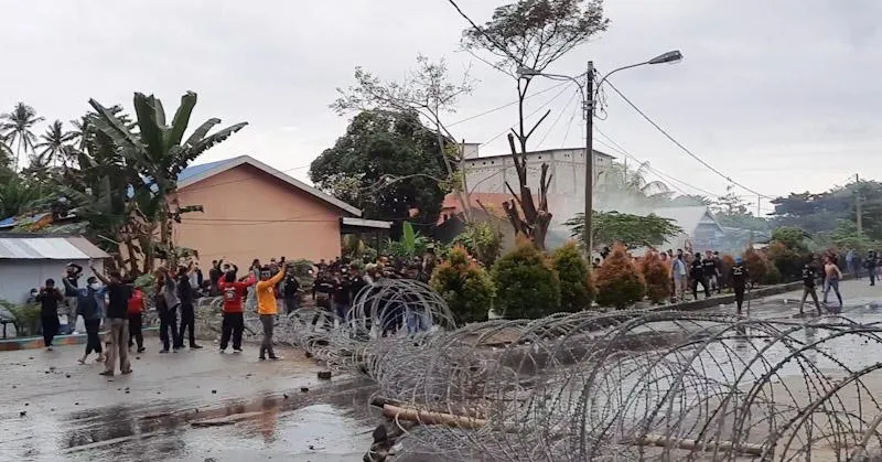 Demo Tolak Tambang di Kolut, Massa Bentrok dengan Polisi   