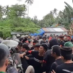 Demo Tolak Tambang di Kolut, Massa Bentrok dengan Polisi Demo Tolak Tambang di Kolut, Massa Bentrok dengan Polisi
