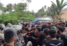 Demo Tolak Tambang di Kolut, Massa Bentrok dengan Polisi Demo Tolak Tambang di Kolut, Massa Bentrok dengan Polisi