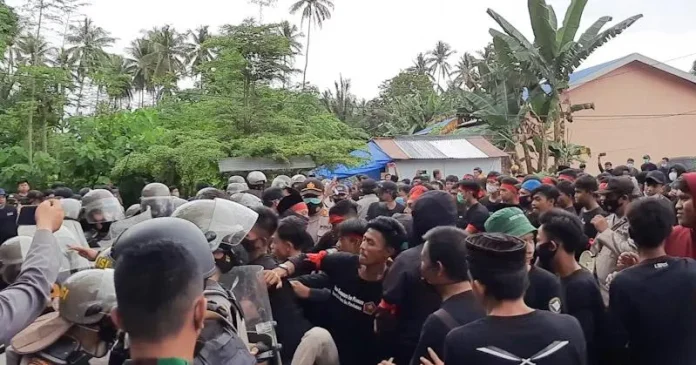 Demo Tolak Tambang di Kolut, Massa Bentrok dengan Polisi