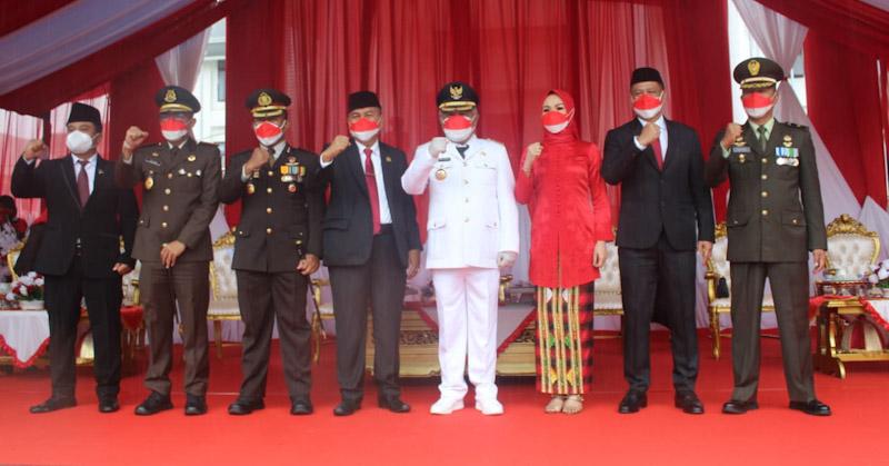 Hujan Deras, Upacara Penurunan Bendera di Konawe Tetap Khidmat