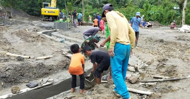 Anak-anak Antusias Membantu Satgas TMMD di Koltim