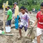Anak-anak Antusias Membantu Satgas TMMD di Koltim Anak-anak Antusias Membantu Satgas TMMD di Koltim