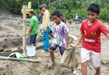 Anak-anak Antusias Membantu Satgas TMMD di Koltim Anak-anak Antusias Membantu Satgas TMMD di Koltim