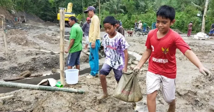 Anak-anak Antusias Membantu Satgas TMMD di Koltim
