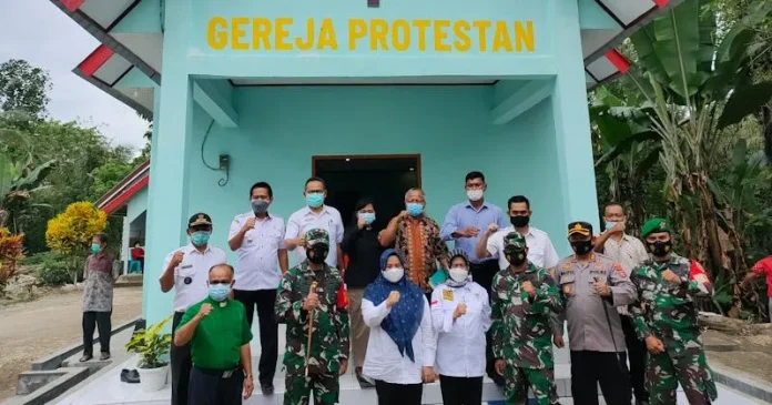 Bupati Koltim Resmikan Penggunaan Gereja Weaere yang Dibangun TNI Bupati Koltim Resmikan Penggunaan Gereja Weaere yang Dibangun TNI