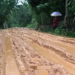 Warga Tanjung Tiram Konsel Keluhkan Jalan Rusak Warga Tanjung Tiram Konsel Keluhkan Jalan Rusak
