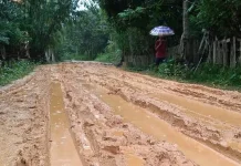 Warga Tanjung Tiram Konsel Keluhkan Jalan Rusak Warga Tanjung Tiram Konsel Keluhkan Jalan Rusak