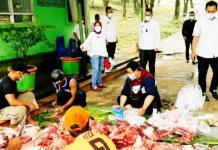 Sulkarnain Dedikasikan Tiga Ekor Sapi Kurban untuk Petugas Kebersihan Sulkarnain Dedikasikan Tiga Ekor Sapi Kurban untuk Petugas Kebersihan