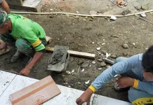 Seorang Remaja Antusias Bantu Satgas TMMD di Koltim Seorang Remaja Antusias Bantu Satgas TMMD di Koltim