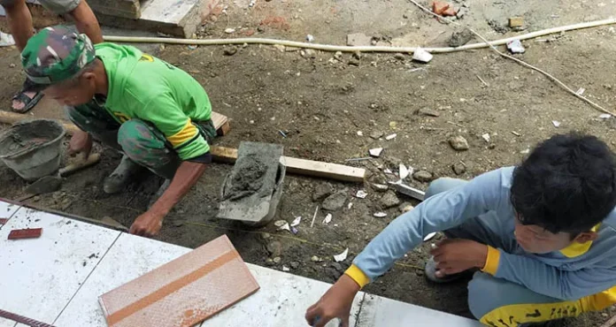 Seorang Remaja Antusias Bantu Satgas TMMD di Koltim