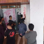 Aliansi Masyarakat Puriala Segel Kantor DPRD Sultra Aliansi Masyarakat Puriala Segel Kantor DPRD Sultra