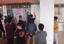 Aliansi Masyarakat Puriala Segel Kantor DPRD Sultra Aliansi Masyarakat Puriala Segel Kantor DPRD Sultra