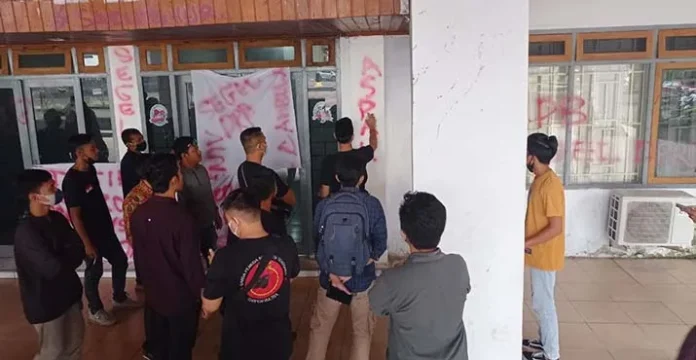 Aliansi Masyarakat Puriala Segel Kantor DPRD Sultra