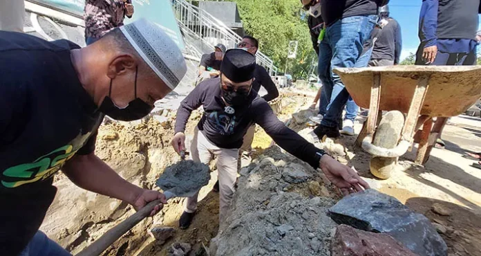 ASR dan ASLI Perbaiki Saluran Drainase Rusak di Kelurahan Kendari Caddi