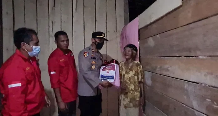 bansos Polsek Onembute Salurkan Bansos ke Masyarakat Terdampak PPKM Mikro