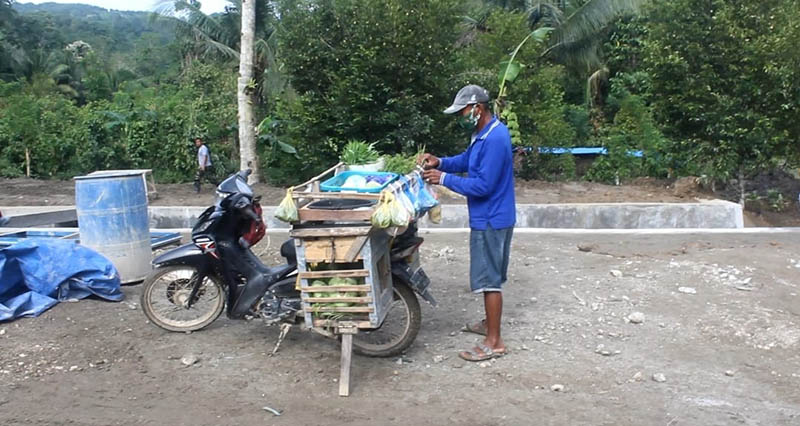 Pedagang Sayur Bagikan Makanan Ringan ke Anggota Satgas TMMD di Koltim